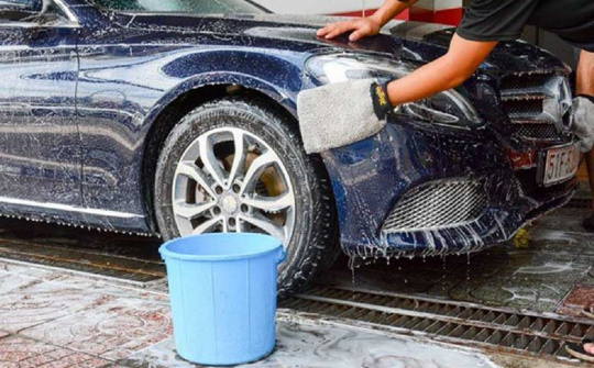Những chú ý khi tự mình rửa xe ô tô tại nhà mùa dịch