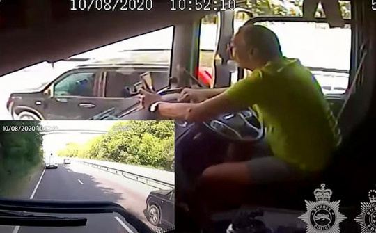 Tài xế xe tải gây tai nạn kinh hoàng vì mải nhắn tin điện thoại