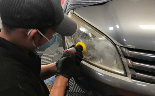 Cách vệ sinh đèn pha ô tô sạch ngay tại nhà trong mùa dịch