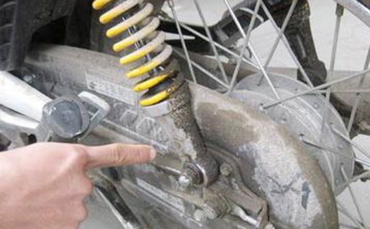 Giảm xóc xe máy bị chảy dầu là do đâu?