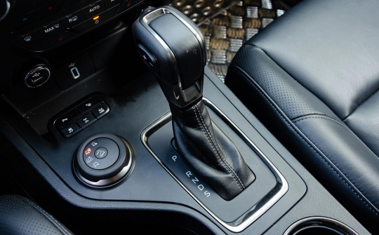 Cách dừng chờ đèn đỏ không hại xe với các loại hộp số