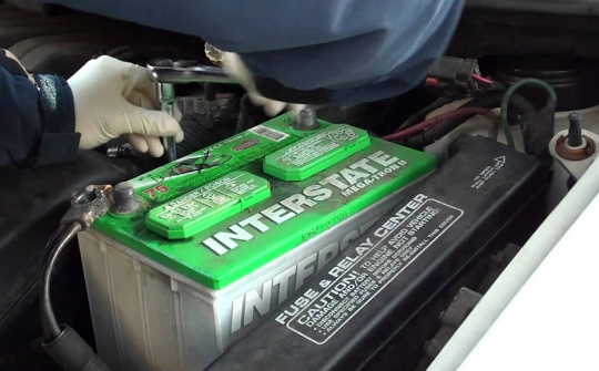 Ô tô để lâu không đi trong những ngày giãn cách, ắc quy có bị cạn kiệt?