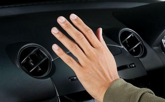 Điều hòa ô tô không mát khi xe đứng yên là do đâu?