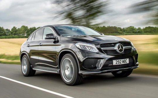 Vì sao khi chạy nhanh, một số xe lại choãi bánh sau ra?