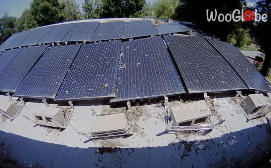 Mái nhà xe sụp đổ, tài xế thoát chết trong tích tắc