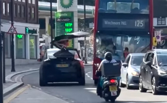 Tesla Model X gãy cửa cánh chim vì tài xế chơi ngông