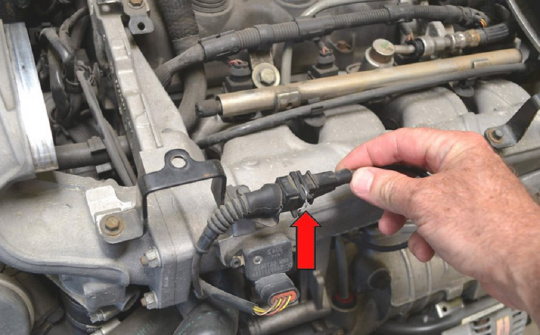 Cảm biến kích nổ động cơ xe ô tô hoạt động như thế nào?