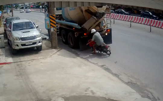 Dừng ở điểm mù, xe máy suýt bị ô tô trộn bê tông nghiền nát