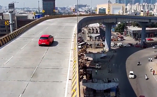 Khoảnh khắc kinh hoàng ô tô bay từ đường trên cao xuống đất