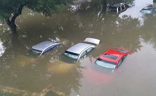 Xử lý như thế nào khi xe ô tô bị ngập nước?