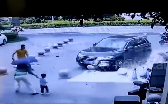 Ô tô điên càn quét bãi đỗ xe, 1 người nhập viện