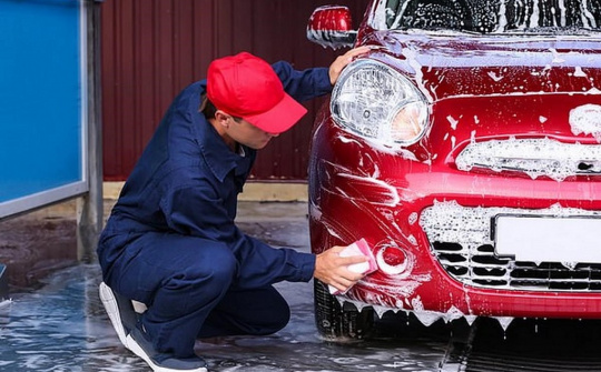 Rửa xe ô tô sau khi đi mưa nên hay không?