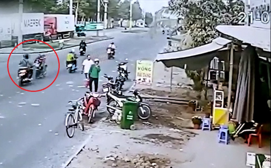 Thanh niên phóng xe lạng lách "tốc độ bàn thờ", 5 xe máy lãnh hậu quả