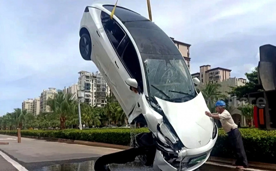 Nữ tài xế lái Tesla đâm xuyên lan can lao xuống mương
