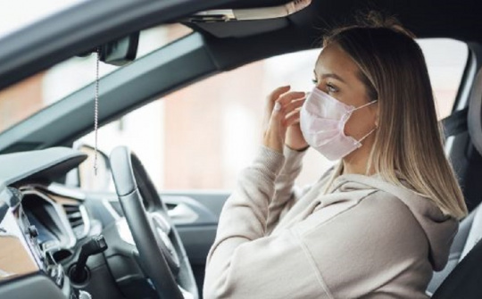 Hạ cửa kính xe hơi để giảm nguy cơ lây nhiễm COVID-19 tốt hơn