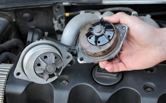 Bơm nước hệ thống làm mát của xe ô tô hoạt động không ổn định do đâu?