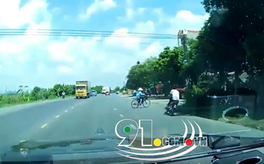 Thanh niên đầu trần phóng xe máy như 'thần gió' và cái kết