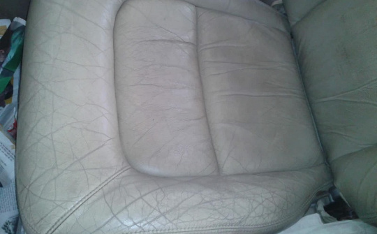 Tuyệt chiêu xử lý vết nứt ghế da ô tô trong những ngày giãn cách