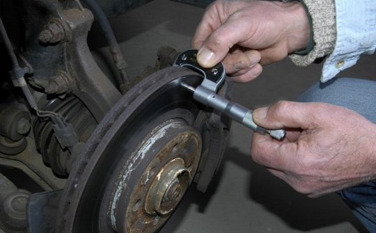 Xử lý như thế nào khi phanh xe ô tô bị bó cứng?