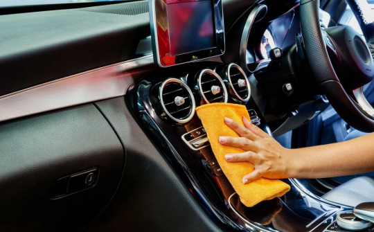 Tự vệ sinh ô tô tại nhà cần chuẩn bị những dụng cụ gì?