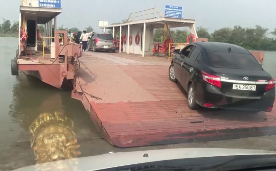 Làm gì để lái xe ô tô xuống phà an toàn?