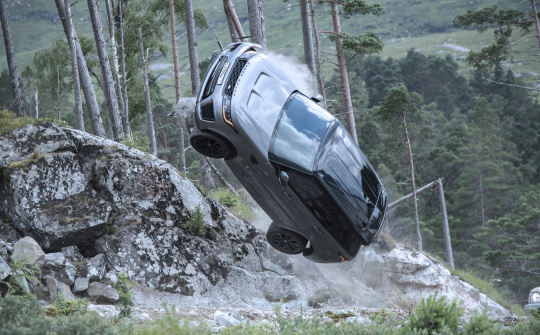 Range Rover Sport SVR và cảnh quay khốc liệt trong phim James Bond mới