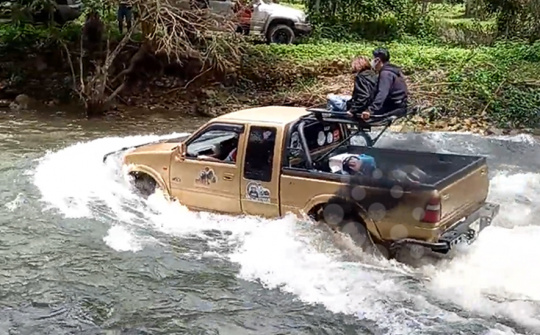 Cái kết đắng cho cô gái ngồi chênh vênh trên nóc xe bán tải băng qua sông