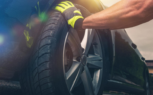 Những cách kiểm tra lốp xe ô tô bị xì hơi