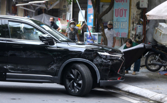 Đập kính khống chế tài xế 'đại náo' trên phố Hà Nội