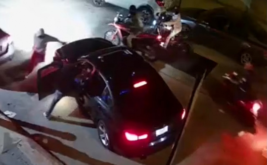 Xe sang BMW vừa ra khỏi bãi đỗ bị băng cướp tấn công chớp nhoáng