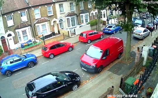 Trộm xe Range Rover đâm nát xe BMW để 'mở đường' tẩu thoát