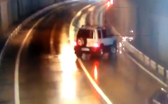 Xe SUV mất lái, 5 ô tô đâm liên hoàn trong đường hầm