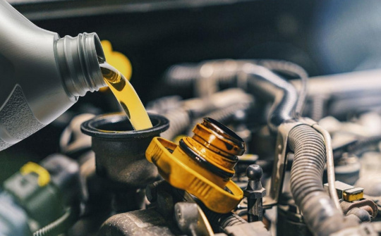 Khi nào xe ô tô cần được thay dầu động cơ