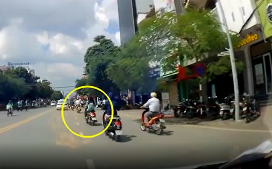 Nữ sinh Hải Phòng đầu trần phóng xe máy lao sang làn ngược chiều gây tai nạn