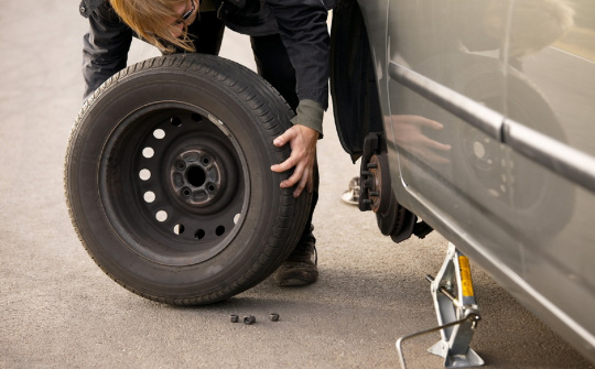 Những bộ phận xe ô tô có thể thay thế tại nhà