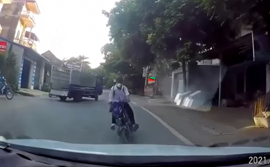Xe máy điện thình lình xuất hiện tông thẳng đầu ô tô