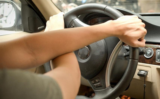 Những sai lầm nguy hiểm thường gặp khi cầm vô lăng ô tô