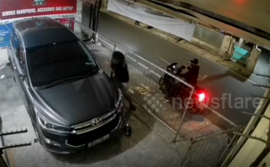 15 giây, trộm "thổi bay" đôi gương xe Toyota đỗ trong sân nhà