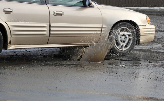 Thói quen xấu tàn phá hệ thống treo ô tô mà lái xe cần tránh