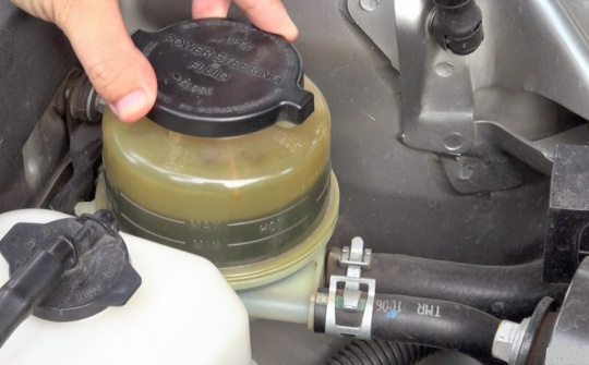 Khi nào cần thay dầu trợ lực lái?