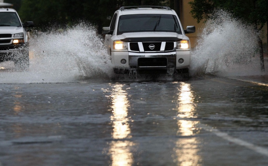 Lái xe trời mưa bão cần chú ý điều gì?