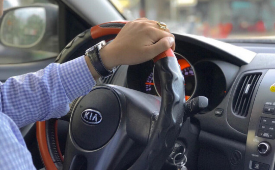 Những thói quen khác nhau khi lái xe giữa tài mới và "tài già"