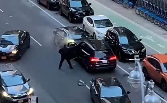 Cướp xe Audi bất tuân cảnh sát, phóng bạt mạng càn quét nhiều ô tô trên đường phố