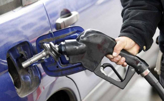 Vì sao không nên đổ đầy bình xăng?