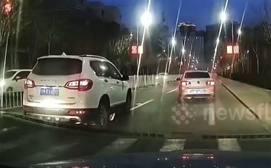 Pha băng qua đường khiến tài xế khóc thét