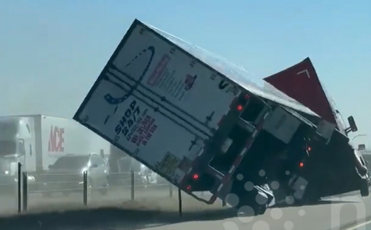 Ô tô tải bị gió 161 km/h thổi bay trên cao tốc