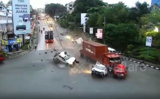 Xe đầu kéo càn quét loạt ô tô dừng đèn đỏ, ít nhất 5 người tử vong