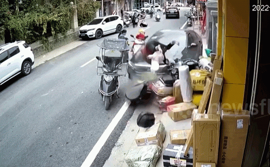 Nữ tài xế có pha nhầm chân ga kinh hoàng