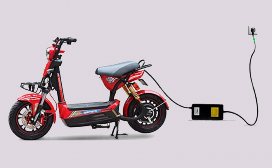 Cách sạc xe điện không chuẩn gây hại cho ắc-quy