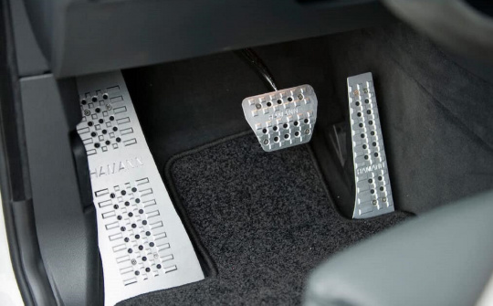 Lái xe số sàn nên đạp phanh trước hay côn trước?